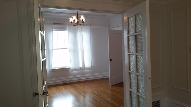 Building Photo - Really nice apartment with office space in...