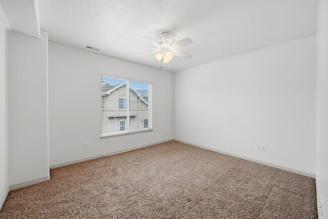 Building Photo - 141 930 E