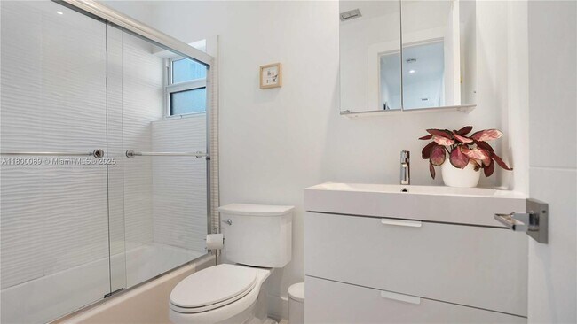 Building Photo - 16887 Royal Poinciana Dr