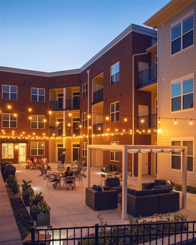 Building Photo - 226 E Lockwood Ave