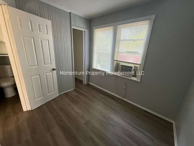 Building Photo - Updated 2/1 in St. Pete! AVAILABLE FOR IMMEDIATE MOVE IN!!