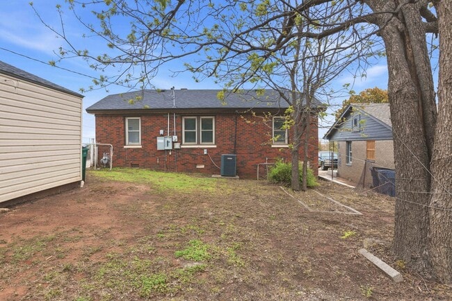 Building Photo - 2020 NE 30th St