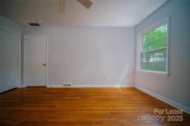 Building Photo - 1123 Lynbrook Dr