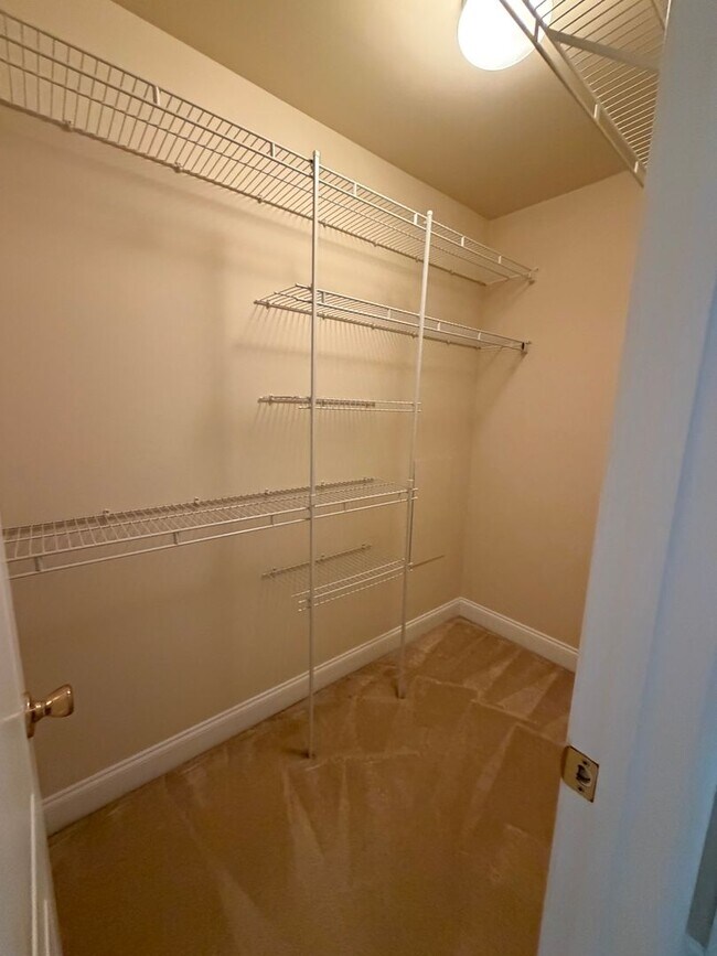 Building Photo - 908 Orchard Ridge Dr