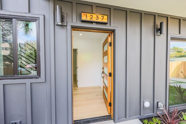 Building Photo - 1237 N Orange Dr