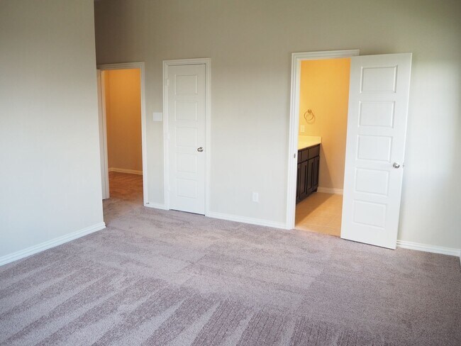 Building Photo - Like NEW 3 Bed - 3 Bath Townhome in Denton