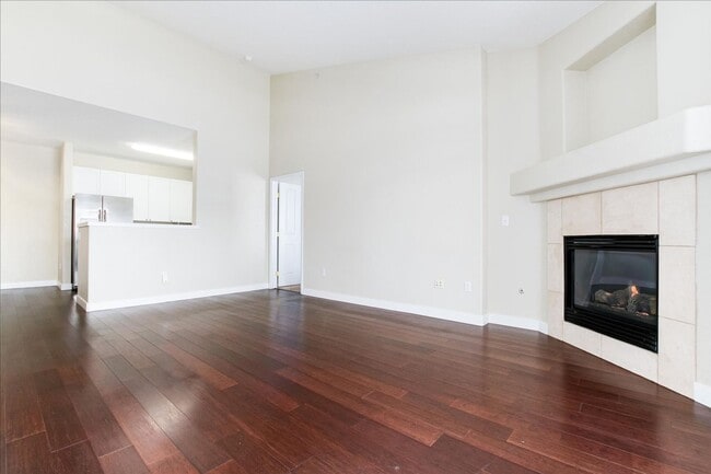 Building Photo - July 1st Move in! Top Floor 2 Bed / 2 Bath...