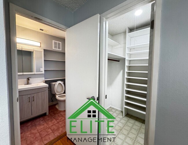 Building Photo - Charming 3?Bed/2?Bath Rosemont Ranch — Mod...
