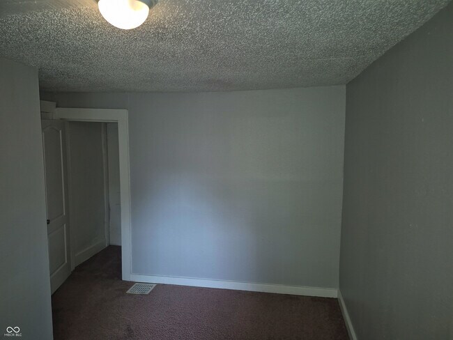 Building Photo - 3338 N Kenwood Ave