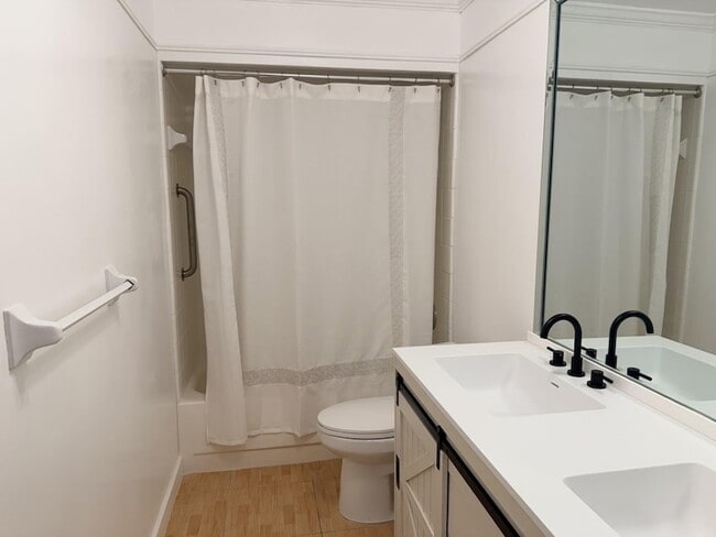 Building Photo - 3040 NE 16th Ave