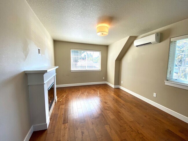 Building Photo - University Park One Bedroom