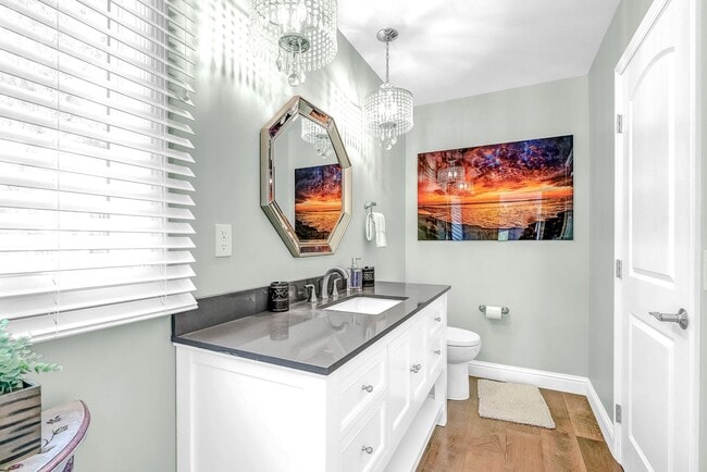 Building Photo - Perfect Location! 10-minute walk to the Oc...
