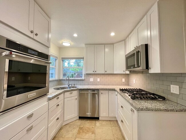 Building Photo - Charming 3 Bedroom 2 Bath Home in Old Town...