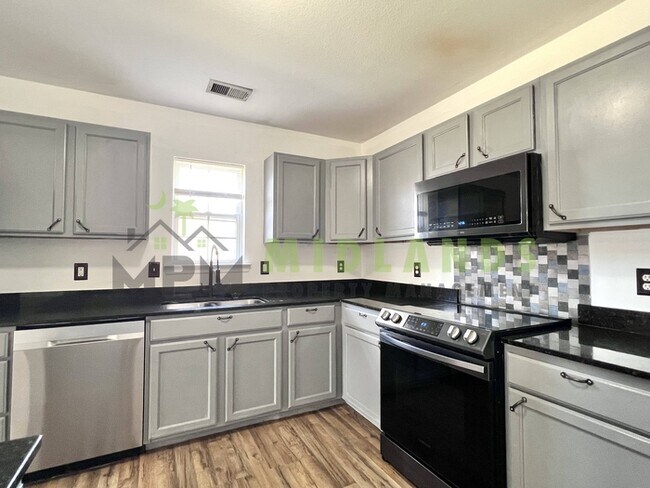 Building Photo - 492 Denman Loop