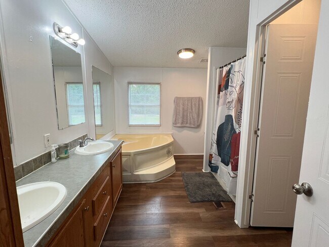 Building Photo - AVAILABLE NOW | PETS PERMITTED OUTDOORS ON...