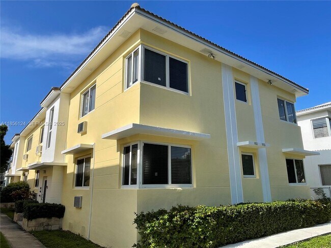 Building Photo - 955 Bay Dr