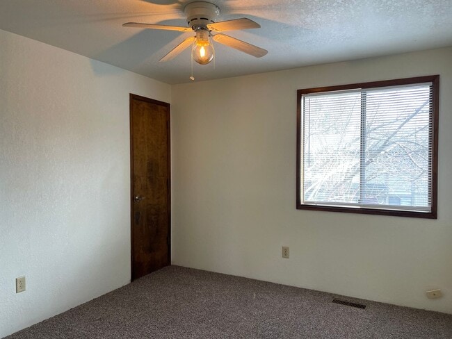 Building Photo - Very Nice 3 Bedroom 2.5 Bathroom Townhome