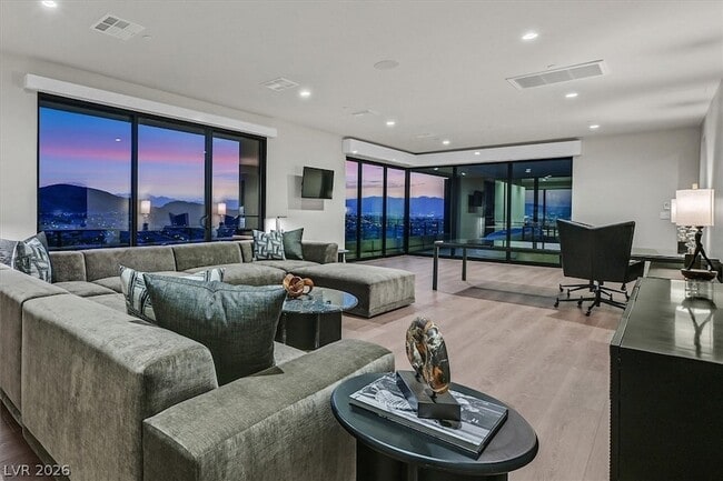 Building Photo - 807 Magnum Cliff Ct