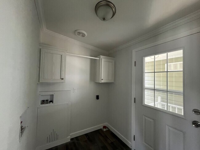 Building Photo - 173 Eland Dr