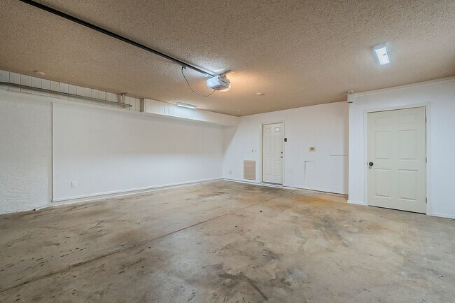 Building Photo - Three Bedrooms & POOL in 85254!