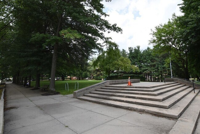 Building Photo - 138 Main St