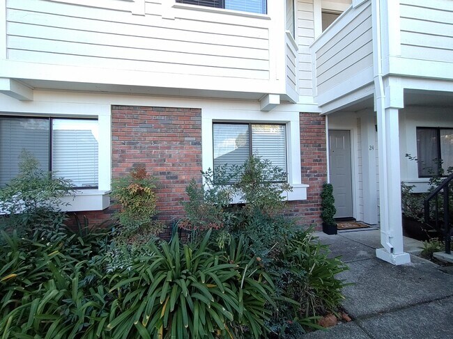 Building Photo - 24 Village Cir