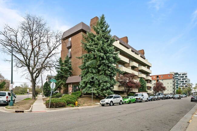 Building Photo - Newly Renovated Condo!