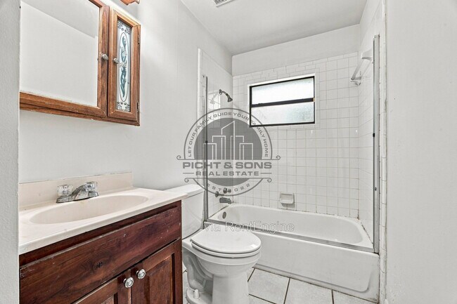 Building Photo - 1625 Kelly St