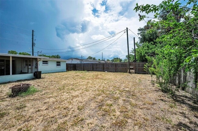 Building Photo - 7402 Country Club Dr