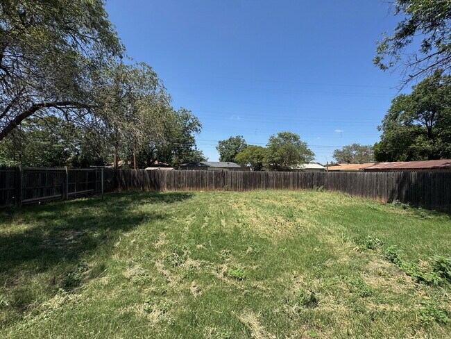 Building Photo - Charming 2 Bed 1 Bath 1 Car Garage Home