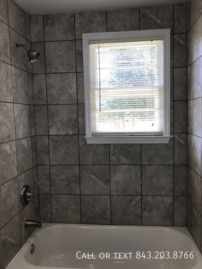 Building Photo - 4927 Lincrest Rd