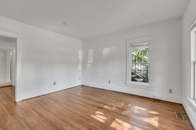 Building Photo - Charming Sylvan Park Shotgun Apartment in a Darling Triplex!