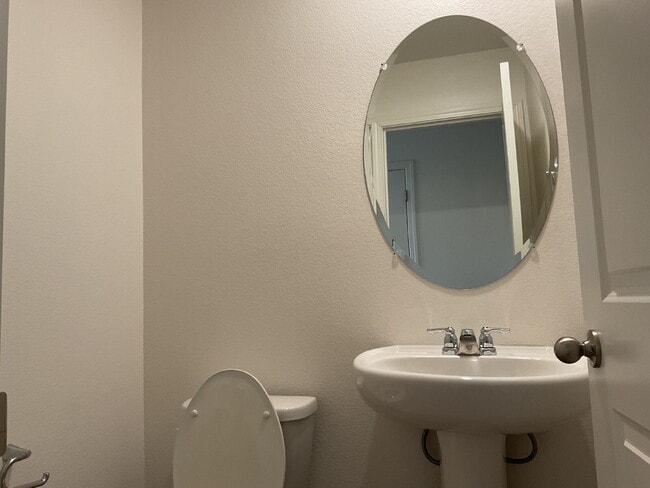 Building Photo - "Charming 3-Bed, 3-Bath Home right on the golf course - 1370 Sq Ft of Cozy Living!"