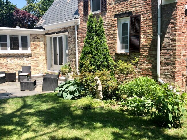 Building Photo - 9 Red Cross Ter