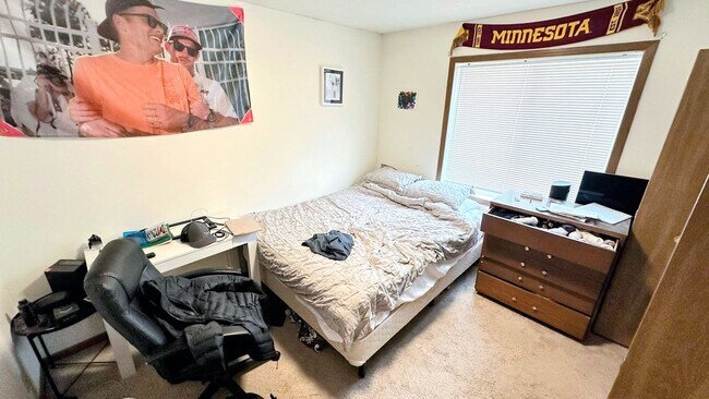 Building Photo - Off Campus Housing Option - Spacious 3 Bed...