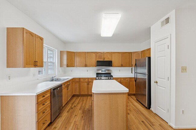 Building Photo - Great Location for schools, shopping and d...