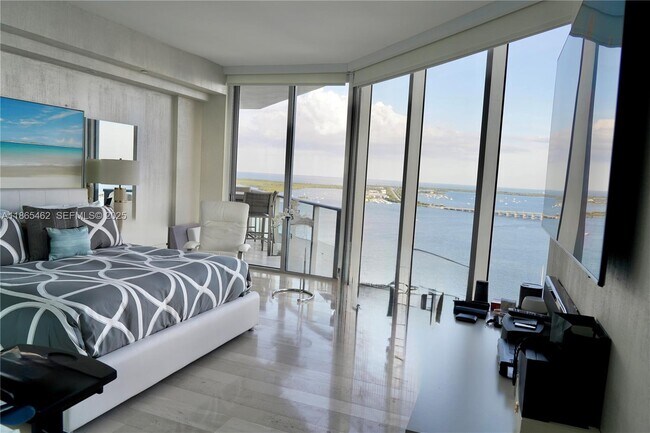 Building Photo - 1300 Brickell Bay Dr