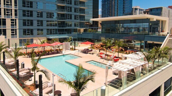 Building Photo - Savina by Bosa - Built 2020 - Bay & Downtown Views - 2 Parking Spots