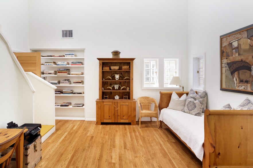 Studio - 5108 Strohm Ave
