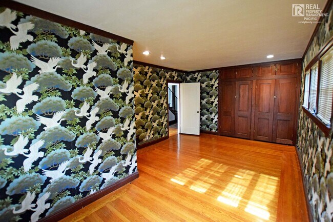 Building Photo - Timeless 4 Bedroom in West Montclair