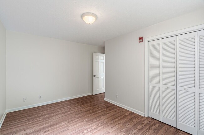 Building Photo - 476 E Red Bud Rd