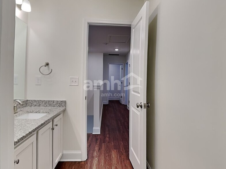 Building Photo - 101 Fairway Dr