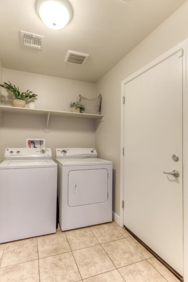 Building Photo - Welcome to this charming 3 bedroom, 2 bath...