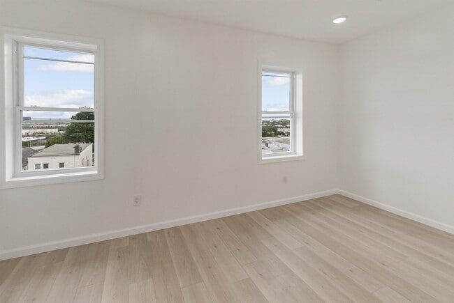 Building Photo - 709 Grand Ave