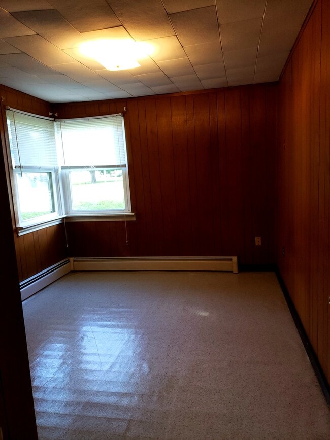 Building Photo - Quite house in quiet neighborhood. Corner Lot. Heat included.