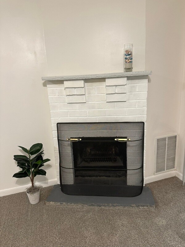Building Photo - 703 Camelback Ct