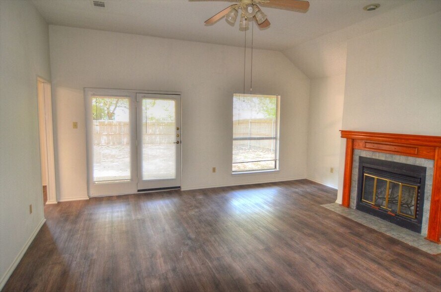 Building Photo - 8901 Greentree Dr