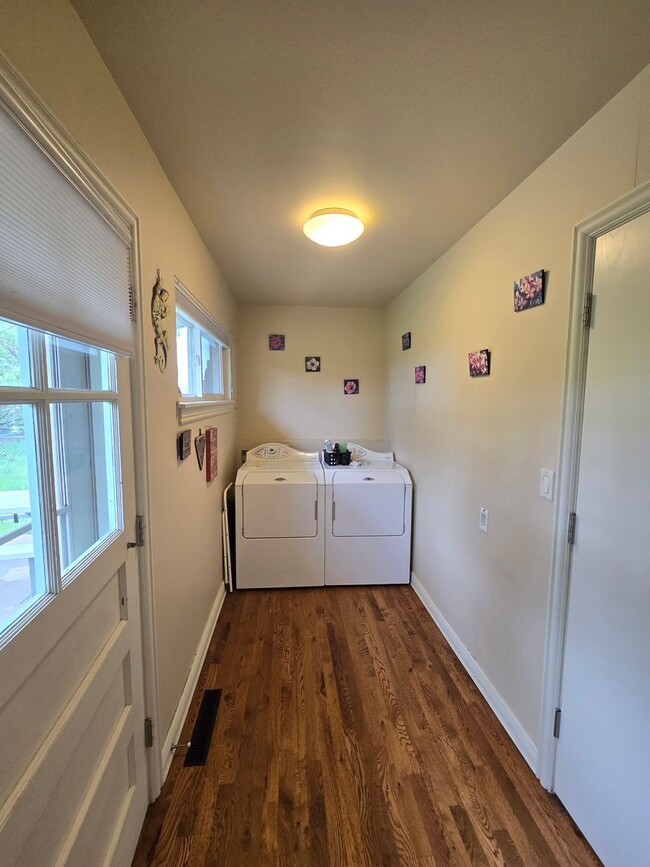 Building Photo - 296 Mesa Dr