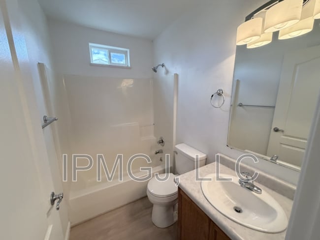 Building Photo - 484 Ridge Ln