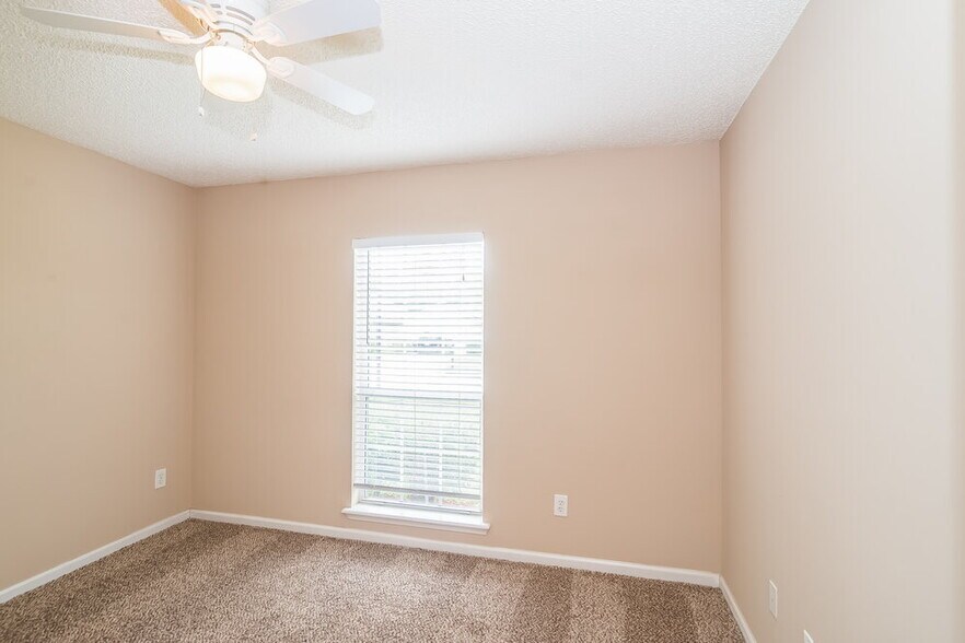 Building Photo - 1691 Northglen Cir